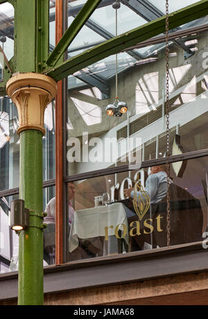 Blick ins Restaurant in Floral Hal. Borough Market, London, Vereinigtes Königreich. Architekt: Heinrich Rose, 1851. Stockfoto