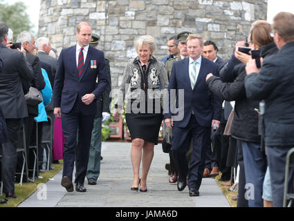 Der Herzog von Cambridge, Prinzessin Astrid von Belgien und Taoiseach Enda Kenny (rechts) nach einer Zeremonie auf der Insel von Irland Peace Park in Messines, Belgien zum Gedenken an Schlacht von Messines Ridge. Stockfoto