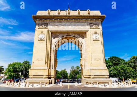 Bukarest, Rumänien - 24. Mai 2017: Baujahr 1936 Arcul de Triumf ist ein Triumphbogen befindet sich im nördlichen Teil von Bukarest Kiseleff unterwegs. Stockfoto