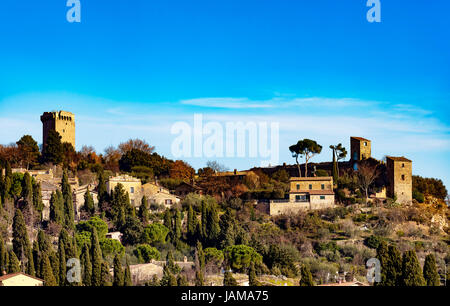 Monticchiello traditionellen toskanischen Dorf Skyline. Siena, Toskana, Italien in Europa. Stockfoto