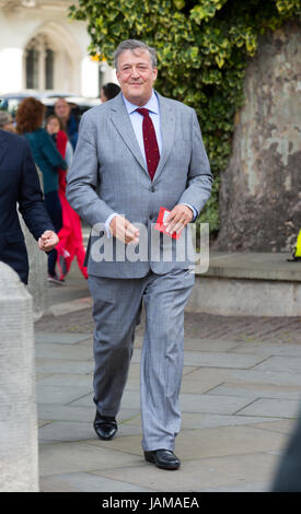 Komiker, Autor und Aktivist, Stephen Fry, kommt für die Trauerfeier für Ronnie Corbett in der Westminster Abbey Stockfoto