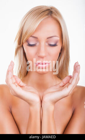 Closeup weibliche geöffneten Händen auf einem weißen Hintergrund Stockfoto