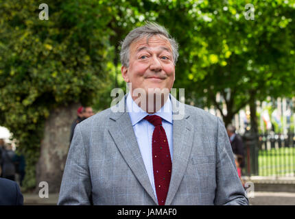 Komiker, Autor und Aktivist, Stephen Fry, kommt für die Trauerfeier für Ronnie Corbett in der Westminster Abbey Stockfoto