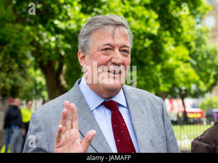 Komiker, Autor und Aktivist, Stephen Fry, kommt für die Trauerfeier für Ronnie Corbett in der Westminster Abbey Stockfoto