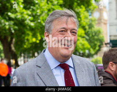 Komiker, Autor und Aktivist, Stephen Fry, kommt für die Trauerfeier für Ronnie Corbett in der Westminster Abbey Stockfoto