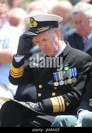 Vizeadmiral und aktuelle Stabschef der Defence Forces von Irland Mark Mellett während einer Zeremonie in der Insel von Irland Peace Park in Messines, Belgien Schlacht von Messines Ridge zu gedenken. Stockfoto