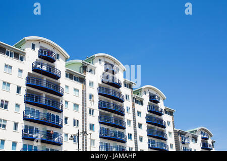 Ruhestand-Apartments und Ferienwohnungen am Meer in Sandown, Isle Of Wight an einem sonnigen Sommertag. Stockfoto