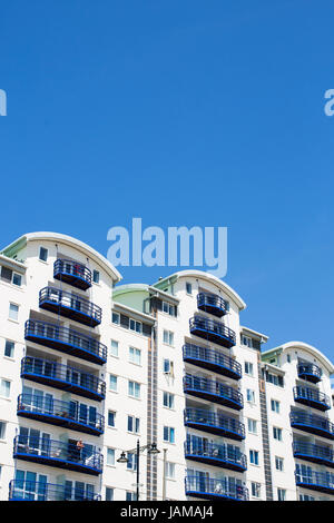 Ruhestand-Apartments und Ferienwohnungen am Meer in Sandown, Isle Of Wight an einem sonnigen Sommertag. Stockfoto