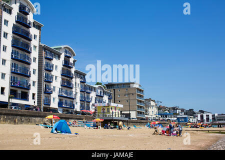 Ruhestand-Apartments und Ferienwohnungen am Meer in Sandown, Isle Of Wight an einem sonnigen Sommertag. Stockfoto