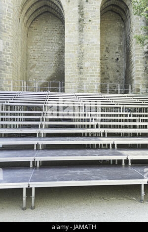 Metallbänke und Tribüne in Aal im Inneren der Burg, Show und event Stockfoto