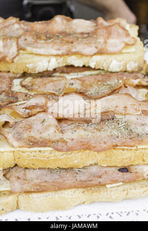 Brot mit Speck und Gewürzen im Lebensmittelmarkt, Fleisch Stockfoto