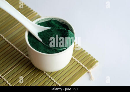 Spirulina macht im weißen Keramik-container Stockfoto