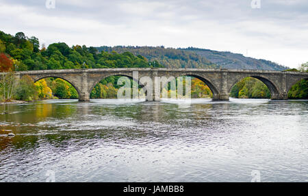 Betrachtet man entlang des Flusses Tay Dunkeld zur alten Brücke an einem ruhigen herbstlichen Tag. Highland Perthshire, Schottland, Großbritannien Stockfoto