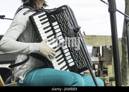 Musiker, spielt Akkordeon Konzert, Feier Stockfoto