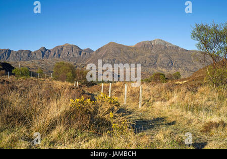 Blick auf die nach Westen ausgerichtete ridge Line von Quinag, in der Abendsonne von Moor gesehen von der A837 North Coast 500, Assynt, Sutherland Schottland Großbritannien Stockfoto