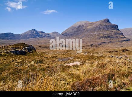 Blick von Osten über Hochland Moorland, Spidean Coinich und Segeln Gharbh, zwei Gipfel auf dem komplexen Sutherland Berg Quinag. Schottland. Stockfoto