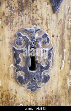 Schloss mit Schlüssel auf alte Holztür, Bau und Architektur Stockfoto