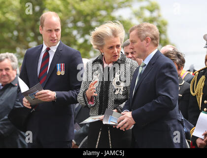 Der Herzog von Cambridge, Prinzessin Astrid von Belgien und Taoiseach Enda Kenny (rechts) vor einer Zeremonie auf der Insel von Irland Peace Park in Messines, Belgien zum Gedenken an Schlacht von Messines Ridge. Stockfoto