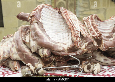 Rohe Schweinerippchen auf Holztisch, Essen und Essen Stockfoto