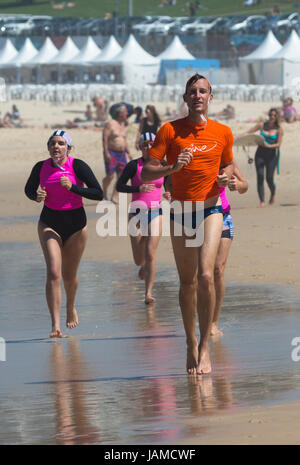 Wassersicherheit und Surf Life saving Club in Aktion am Bondi Beach, Sydney, Australien. Stockfoto