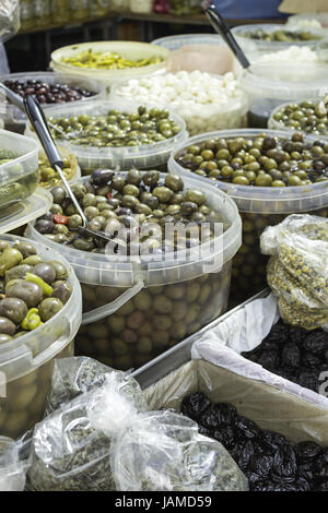 Speichern Sie Oliven und eingelegte in Essig in Futtermittelmarkt Stockfoto