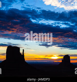 Wunderbare Farben bei Sonnenaufgang in dieser legendären Ansicht des Monument Valley, USA Stockfoto