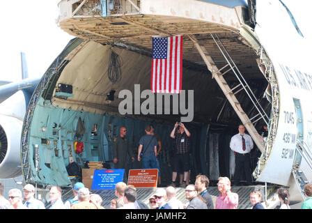 Luftfahrt-Masse, ILA, Berlin, Ausstellungsbereich, der US-Transporter, Galaxy C5, Besucher, Stockfoto