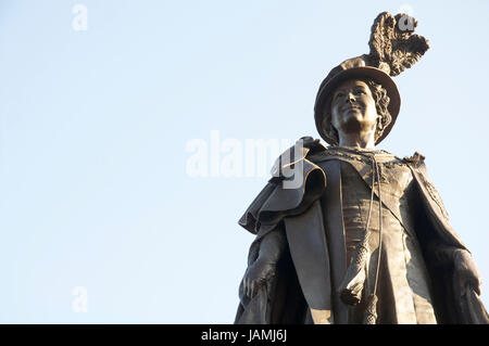 Eine Bronzestatue von Elizabeth, die Königinmutter des Bildhauers Philip Jackson wurde am 27. Oktober 2016 in Verkehrssysteme, Dorchester, Dorset, England vorgestellt. Stockfoto