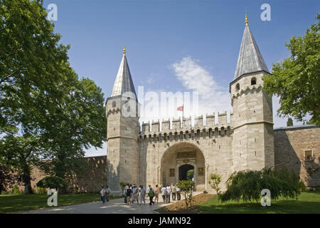 Türkei, Istanbul, Topkapi-Palast, Tor, Tourist, kein Model-Release, Stadt, Stadt, Metropole, Hafen, Kultur, Eingang, Tor, Ort von Interesse, Person, Tourismus, Türme, Architektur, Museum, Palastgebäude, Wehrmauer, Palast Wehrmauer im Außenbereich Stockfoto