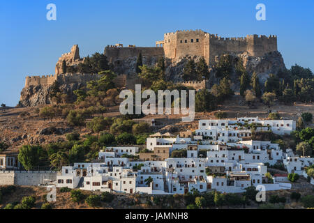 Lindos mit der Burg oben auf der griechischen Insel Rhodos Stockfoto