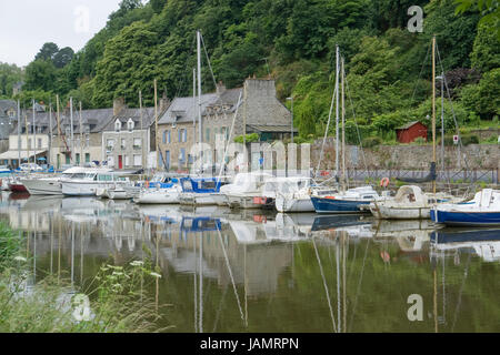 Idyllische Landschaft am Hafen von Dinan, eine Stadt in der Bretagne, Frankreich. Es liegt am Fluss Rance Stockfoto