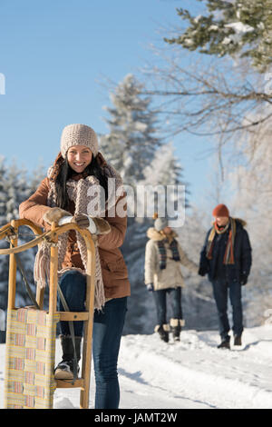 Sonnigen Winter Tag Menschen wandern im Schnee Landschaft Stockfoto