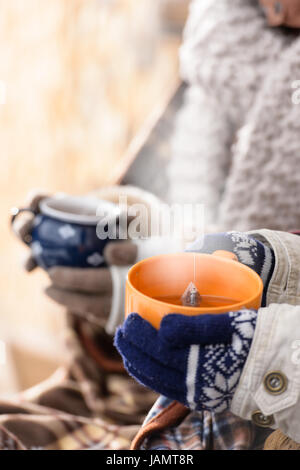 Dampfenden Tassen Tee Winter Hände halten Landschaft Mode Stockfoto