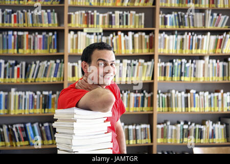 Bibliothek, Universität, Student, Lächeln, Hinzufügen von Unterstützung zufrieden, Chargen zu buchen, nur, leihen, gestapelt, Bibliothek, Bibliothekar, Büroangestellter Bibliothek, Bildung, Bildung, Rückfahrkamera, Büchersammlung, Bibliothek, Bücher, Bücherregale, glücklich, glücklich, Hobby, Hochschule, Information, innen, Intelligenz, jung, Stadtbibliothek, lernen, lesen, Literatur, motiviert, Mann, Menge, Person, Nachschlagewerke, optimistisch, Regale, Chargen, Stand, Studie, Studium, Student, Universität, Vielzahl, wissen, Wissensdurst, Stockfoto