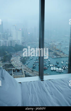 Blick auf Causeway Bay und Hong Kong Island von Twenty One Whitfield Boutique Hotel, Hong Kong, China Stockfoto