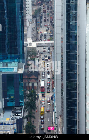 Verkehr auf elektrischen Straßen- und Wohnblocks, Causeway Bay, Hong Kong, China Stockfoto