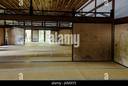 Kuri-Gebäude am Ryoanji-Tempel mit Tatami-Matten und bemalten Leinwänden Stockfoto