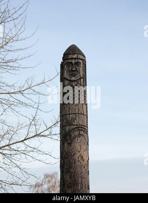 Holzstatue des slawischen Gottes "Perun". Dubno, Ukraine Stockfoto