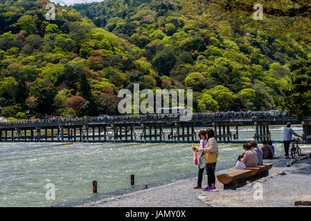 Togetsukyo Bridge Wahrzeichen der Katsura Fluss überquert. Arashiyama. Stockfoto