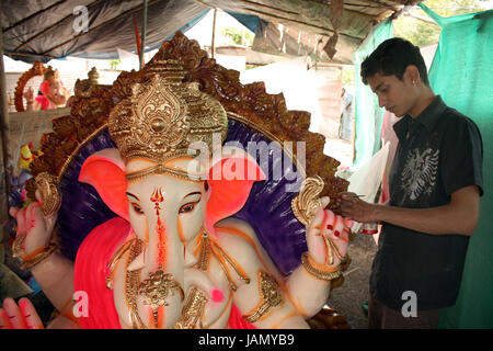 Ein Künstler verleiht den letzten Schliff eine riesige Lord Ganesha Idol am Vorabend des Ganesh Festival in Indien. Stockfoto