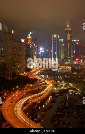 Insel östlichen Korridor Autobahn, Causeway Bay und Hochhäuser von Wan Chai und Central, Hong Kong, China Stockfoto