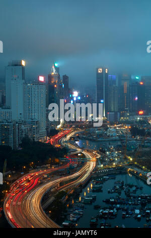 Insel östlichen Korridor Autobahn, Causeway Bay und Hochhäuser von Wan Chai und Central, Hong Kong, China Stockfoto