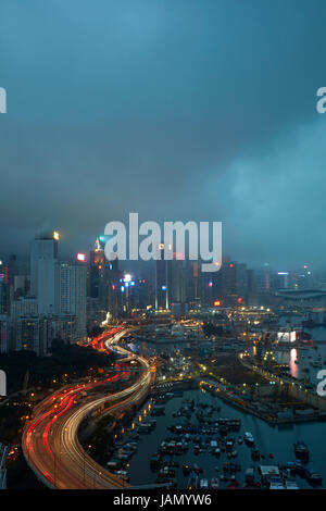 Insel östlichen Korridor Autobahn, Causeway Bay und Hochhäuser von Wan Chai und Central, Hong Kong, China Stockfoto