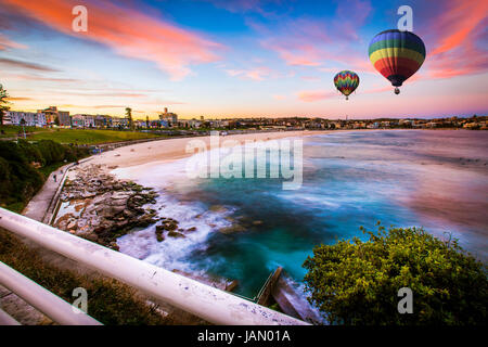 Heißluft-Ballon über Bondi Beach im Sommer, Sydney, New South Wales, Australien Stockfoto
