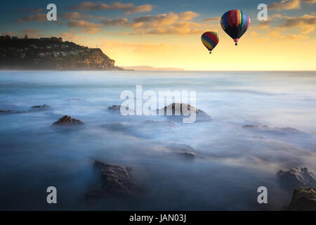 Heißluft-Ballon über Whale Beach im Sommer, Sydney, Australien Stockfoto