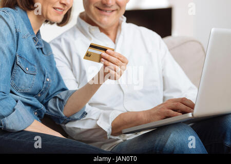 Älteres Paar mit Laptop verbunden und Online-shopping Stockfoto