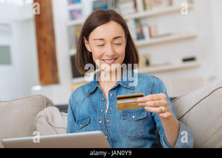 Frau mit Laptop verbunden und Online-shopping Stockfoto