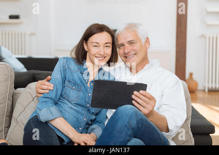 Älteres Paar zu Hause Surfen mit tablet Stockfoto