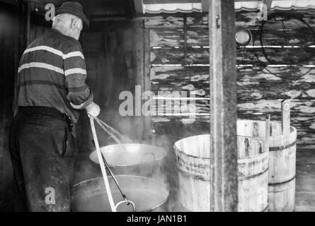 Rumänische Landschaft, Käser, alten traditionellen Verfahren, Feuerstelle in der Mitte des Hauses. Maramures-Gebirge. Stockfoto