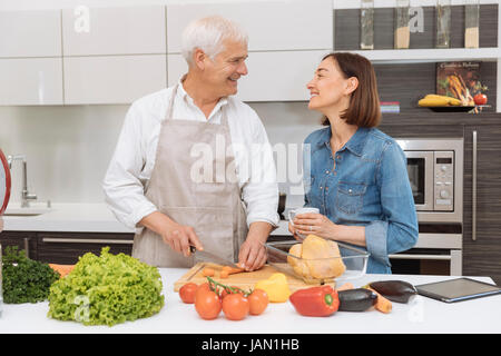 Älteres paar kochen Essen zu Hause Stockfoto